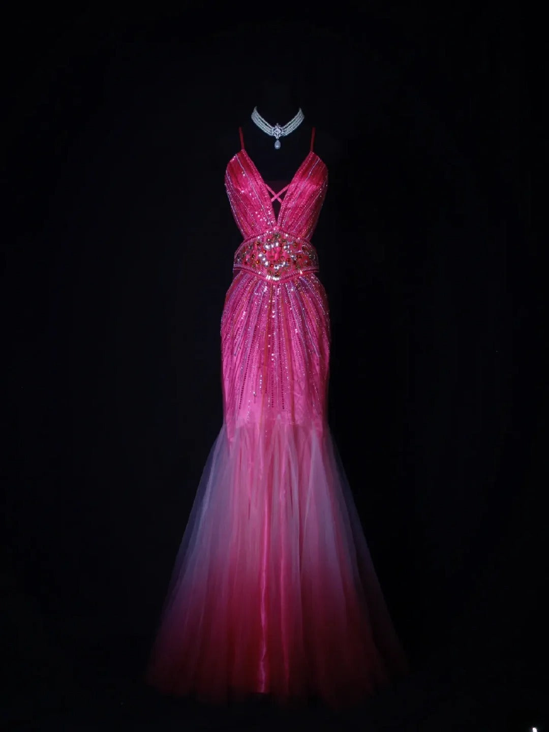 Robe de bal longue Shining Mermaid à bretelles spaghetti, dos nu et corsage perlé rose fuchsia, idéale pour un 18e anniversaire. Modèle AS262.