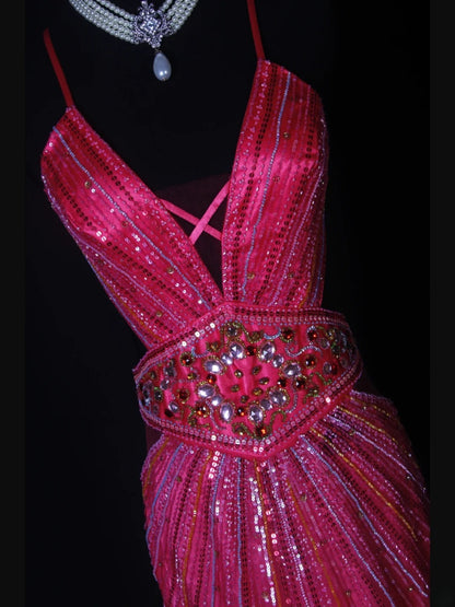 Robe de bal longue Shining Mermaid à bretelles spaghetti, dos nu et corsage perlé rose fuchsia, idéale pour un 18e anniversaire. Modèle AS262.