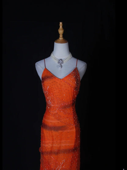 Strahlendes Meerjungfrauen-Abendkleid mit Spaghettiträgern, orangefarbenem, perlenbesetztem Oberteil und Chiffon – ein beeindruckendes Outfit für den 18. Geburtstag (Modell AS264).
