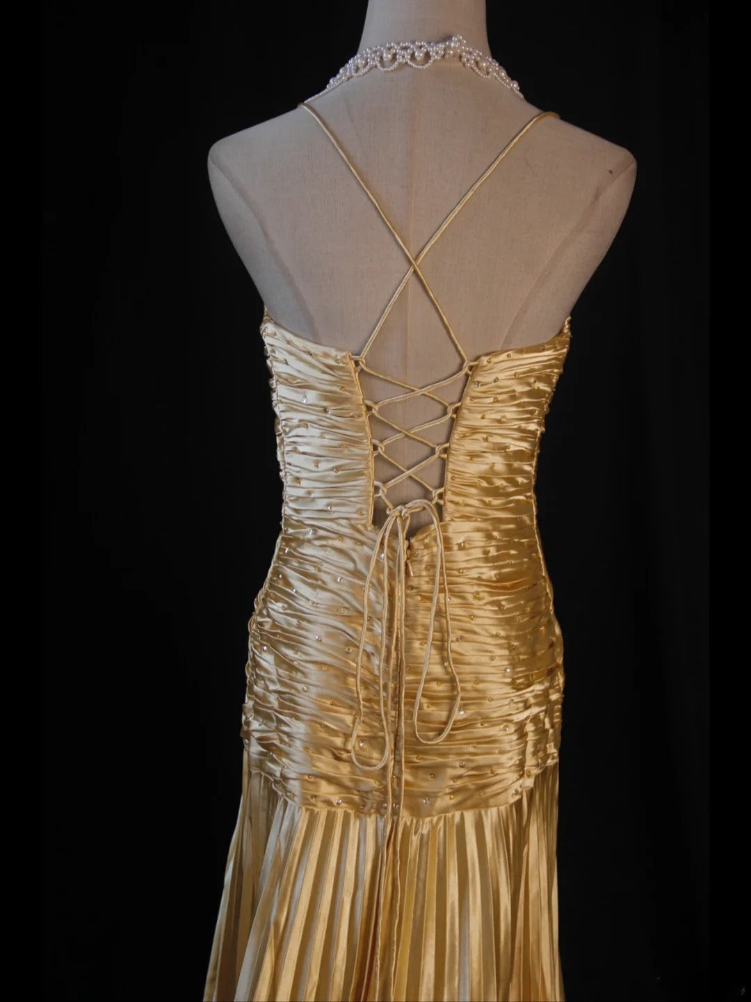 Robe de bal vintage sirène à fines bretelles et corsage orné de perles dorées, en satin. Idéale pour un 18e anniversaire. Référence AS265.