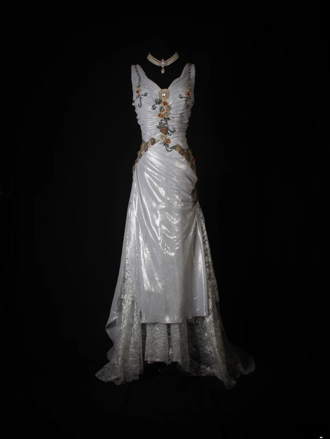 Robe de bal sirène vintage en organza, col en V, dentelle gris argenté et perles, corsage perlé. Idéale pour un 18e anniversaire. Référence AS266.