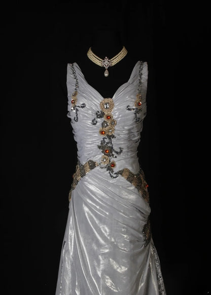 Robe de bal sirène vintage en organza, col en V, dentelle gris argenté et perles, corsage perlé. Idéale pour un 18e anniversaire. Référence AS266.