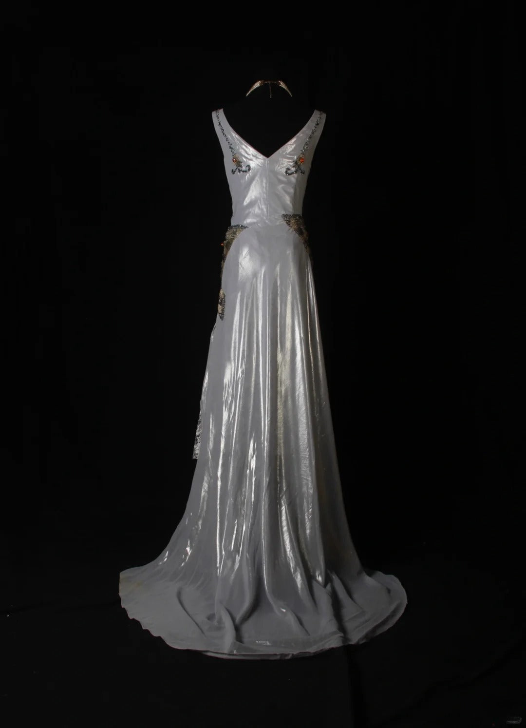 Robe de bal sirène vintage en organza, col en V, dentelle gris argenté et perles, corsage perlé. Idéale pour un 18e anniversaire. Référence AS266.