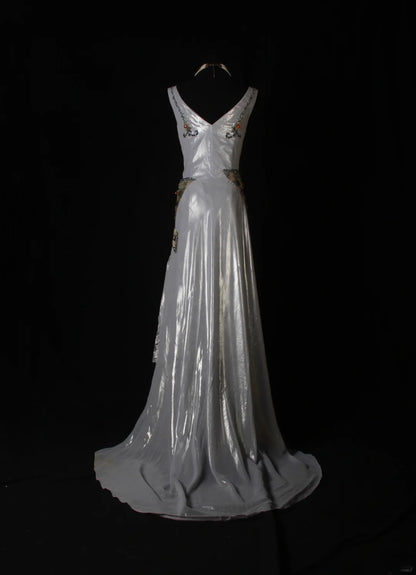Robe de bal sirène vintage en organza, col en V, dentelle gris argenté et perles, corsage perlé. Idéale pour un 18e anniversaire. Référence AS266.