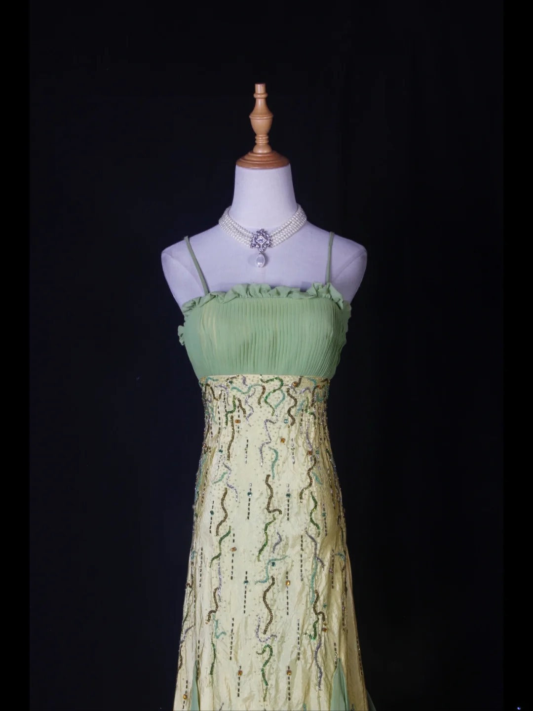 Vintage A-Linien-Abendkleid mit Spaghettiträgern, Chiffon, perlenbesetztem Stufenoberteil und langem Rock – ein beeindruckendes Outfit zum 18. Geburtstag (Modell AS270).