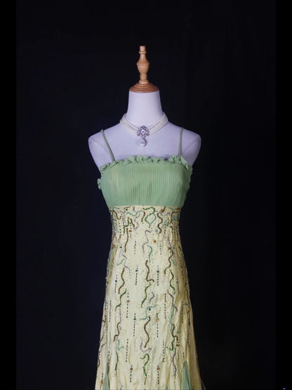 Vintage A-Linien-Abendkleid mit Spaghettiträgern, Chiffon, perlenbesetztem Stufenoberteil und langem Rock – ein beeindruckendes Outfit zum 18. Geburtstag (Modell AS270).