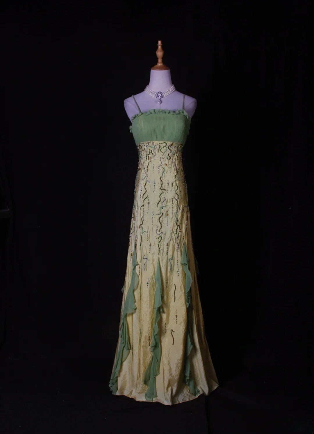 Vintage A-Linien-Abendkleid mit Spaghettiträgern, Chiffon, perlenbesetztem Stufenoberteil und langem Rock – ein beeindruckendes Outfit zum 18. Geburtstag (Modell AS270).