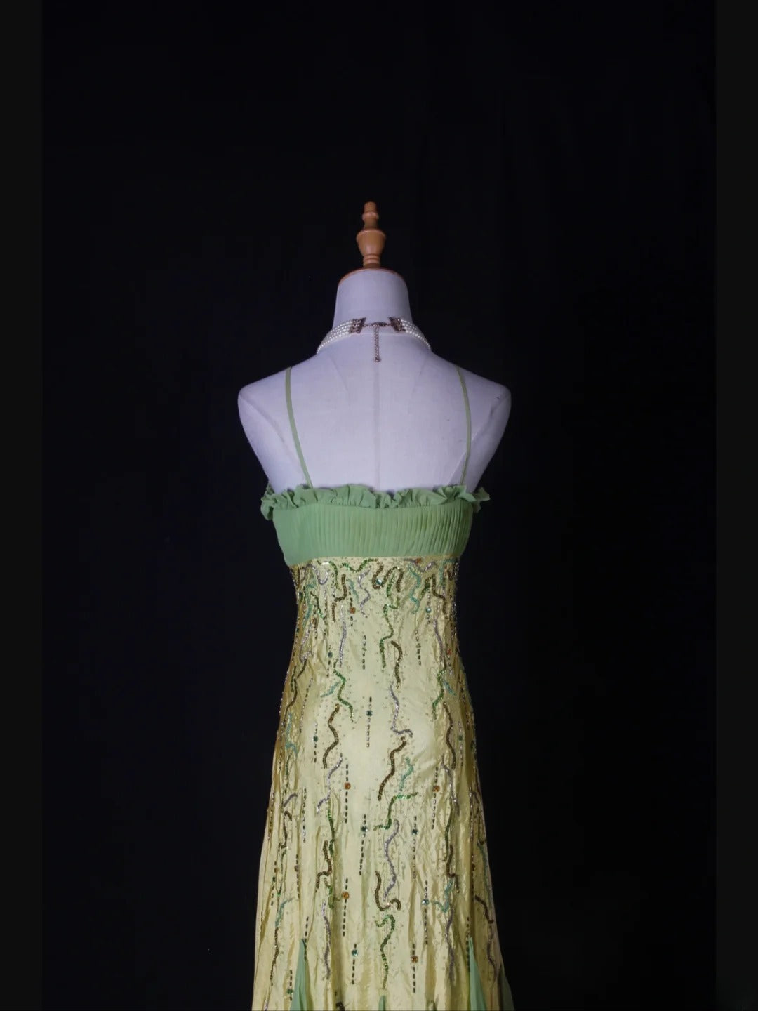 Vintage A-Linien-Abendkleid mit Spaghettiträgern, Chiffon, perlenbesetztem Stufenoberteil und langem Rock – ein beeindruckendes Outfit zum 18. Geburtstag (Modell AS270).