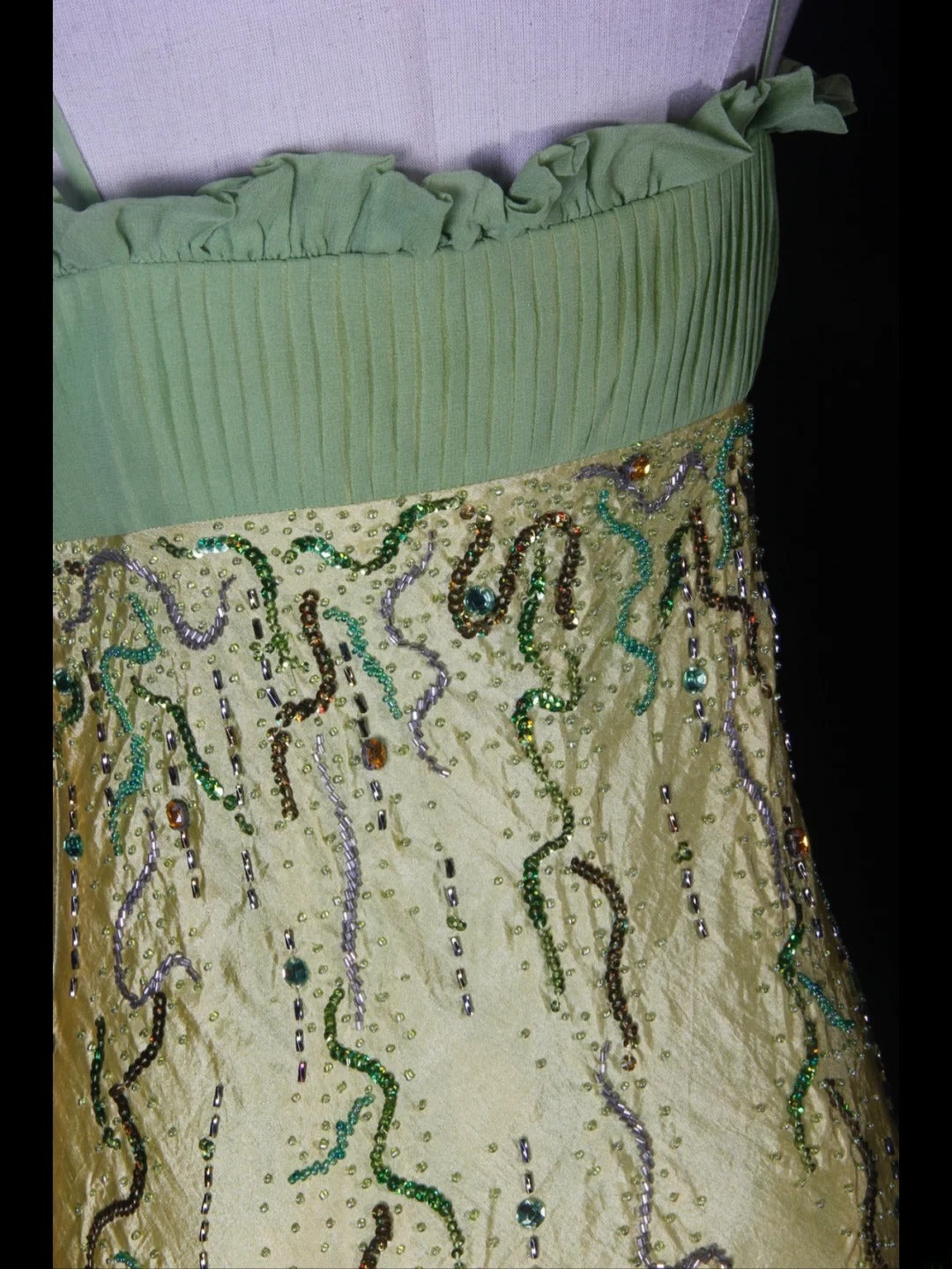 Vintage A-Linien-Abendkleid mit Spaghettiträgern, Chiffon, perlenbesetztem Stufenoberteil und langem Rock – ein beeindruckendes Outfit zum 18. Geburtstag (Modell AS270).