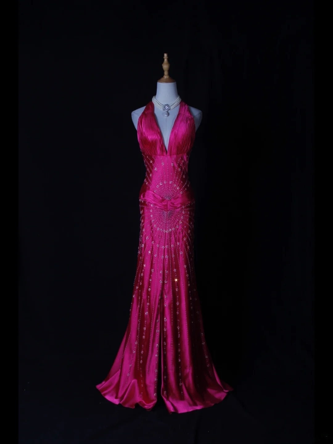 Vintage Meerjungfrauen-Abendkleid mit V-Ausschnitt, Neckholder, pinkfarbenem Satin mit Blumenmuster und Perlenbesatz am Oberteil – ein beeindruckendes Outfit für den 18. Geburtstag (AS275).