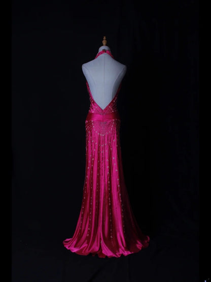 Vintage Meerjungfrauen-Abendkleid mit V-Ausschnitt, Neckholder, pinkfarbenem Satin mit Blumenmuster und Perlenbesatz am Oberteil – ein beeindruckendes Outfit für den 18. Geburtstag (AS275).