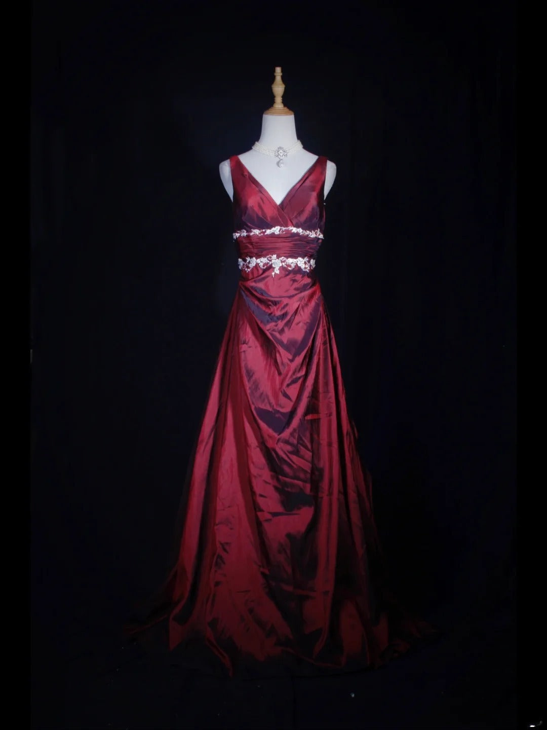 Vintage A-Linien-Abendkleid mit V-Ausschnitt, weißem, appliziertem Oberteil und plissiertem, burgunderrotem Rock – ein beeindruckendes Outfit für den 18. Geburtstag (Abendkleid AS277).