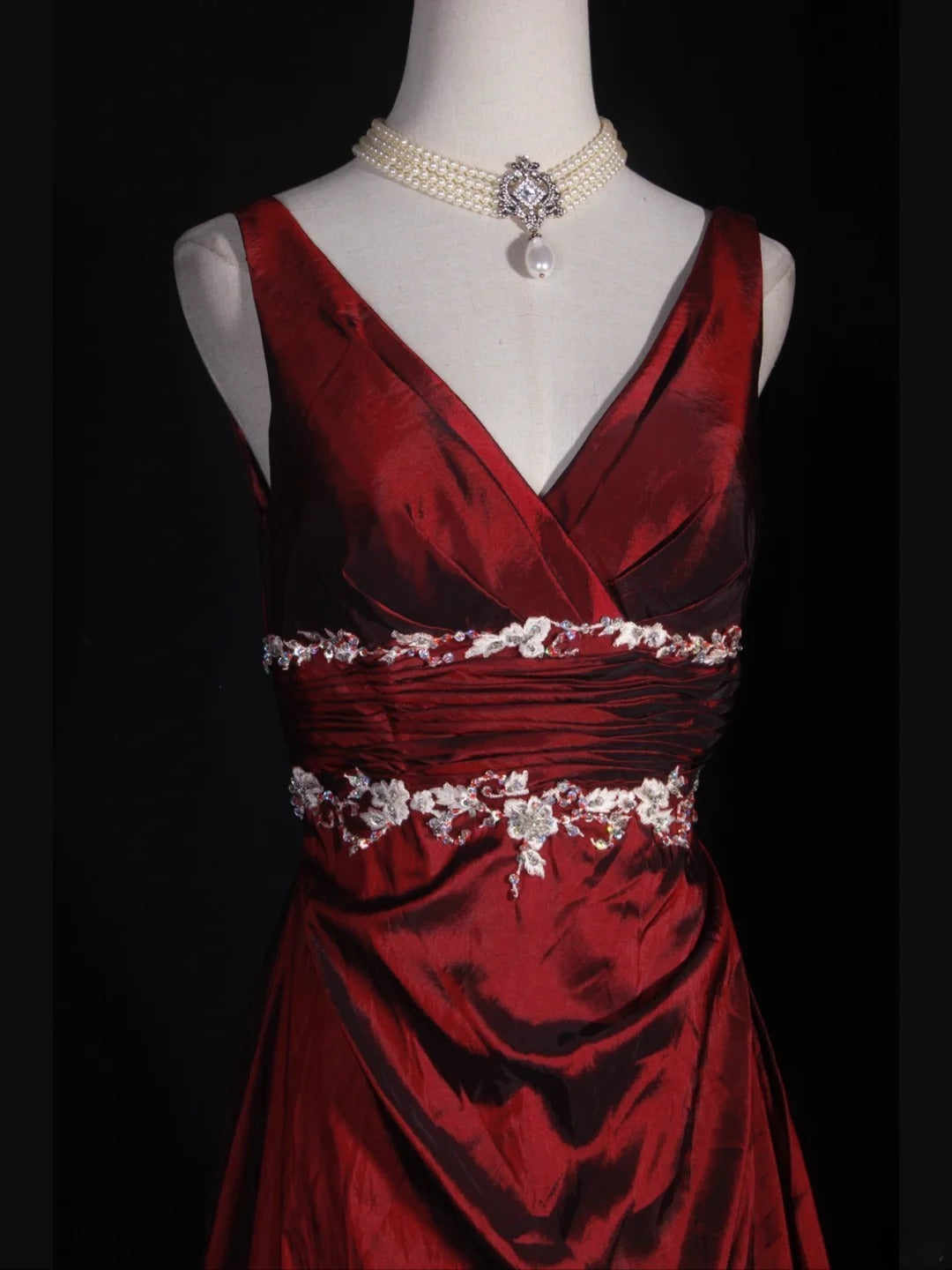 Vintage A-Linien-Abendkleid mit V-Ausschnitt, weißem, appliziertem Oberteil und plissiertem, burgunderrotem Rock – ein beeindruckendes Outfit für den 18. Geburtstag (Abendkleid AS277).