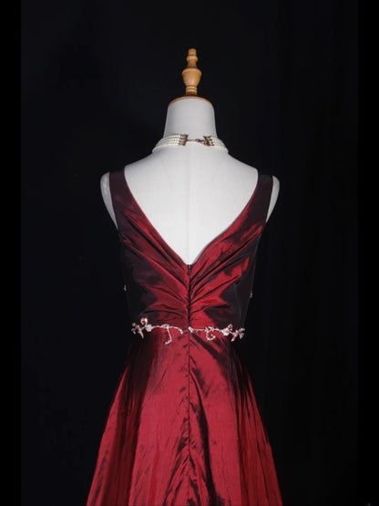 Vintage A-Linien-Abendkleid mit V-Ausschnitt, weißem, appliziertem Oberteil und plissiertem, burgunderrotem Rock – ein beeindruckendes Outfit für den 18. Geburtstag (Abendkleid AS277).