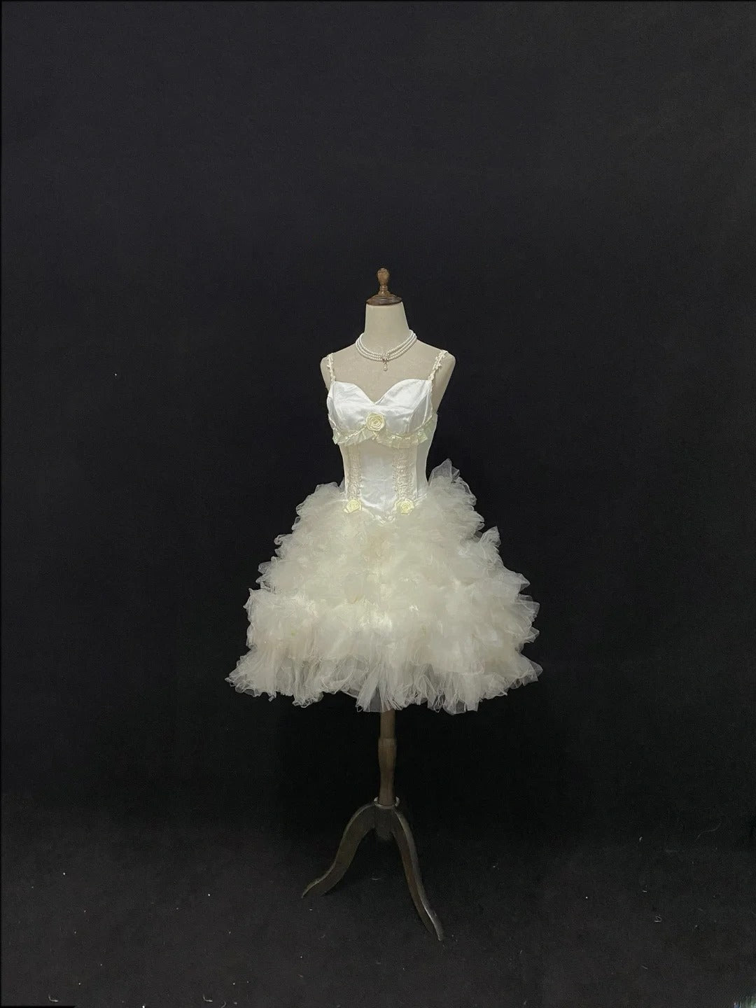 Vintage Ball Gown Spaghetti Straps Tulle Ivory With Appliqued Lace Flowers Short Brides Gown Bridal Dress Wedding Dresses Style RB7728