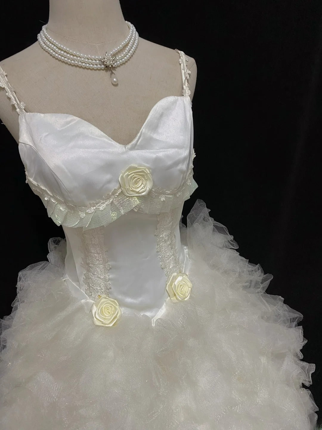 Vintage Ball Gown Spaghetti Straps Tulle Ivory With Appliqued Lace Flowers Short Brides Gown Bridal Dress Wedding Dresses Style RB7728