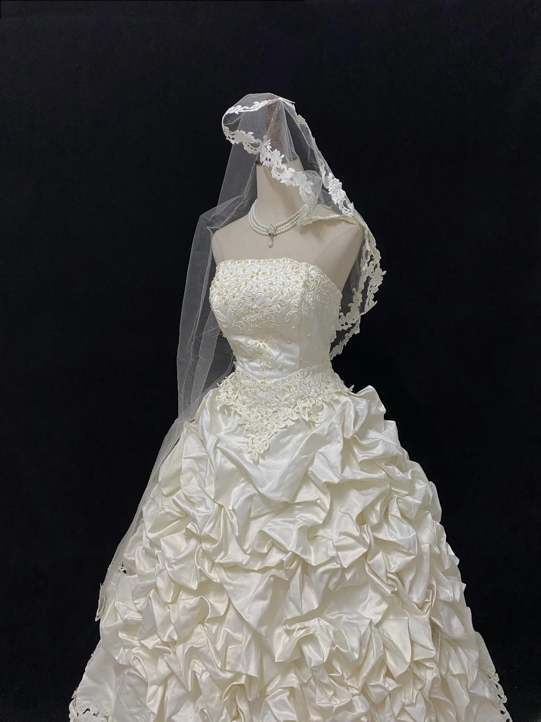 Vintage Ball Gown Strapless Taffeta Ivory With Appliqued Lace Tiered Brides Gown Bridal Dress Wedding Dresses RB7729