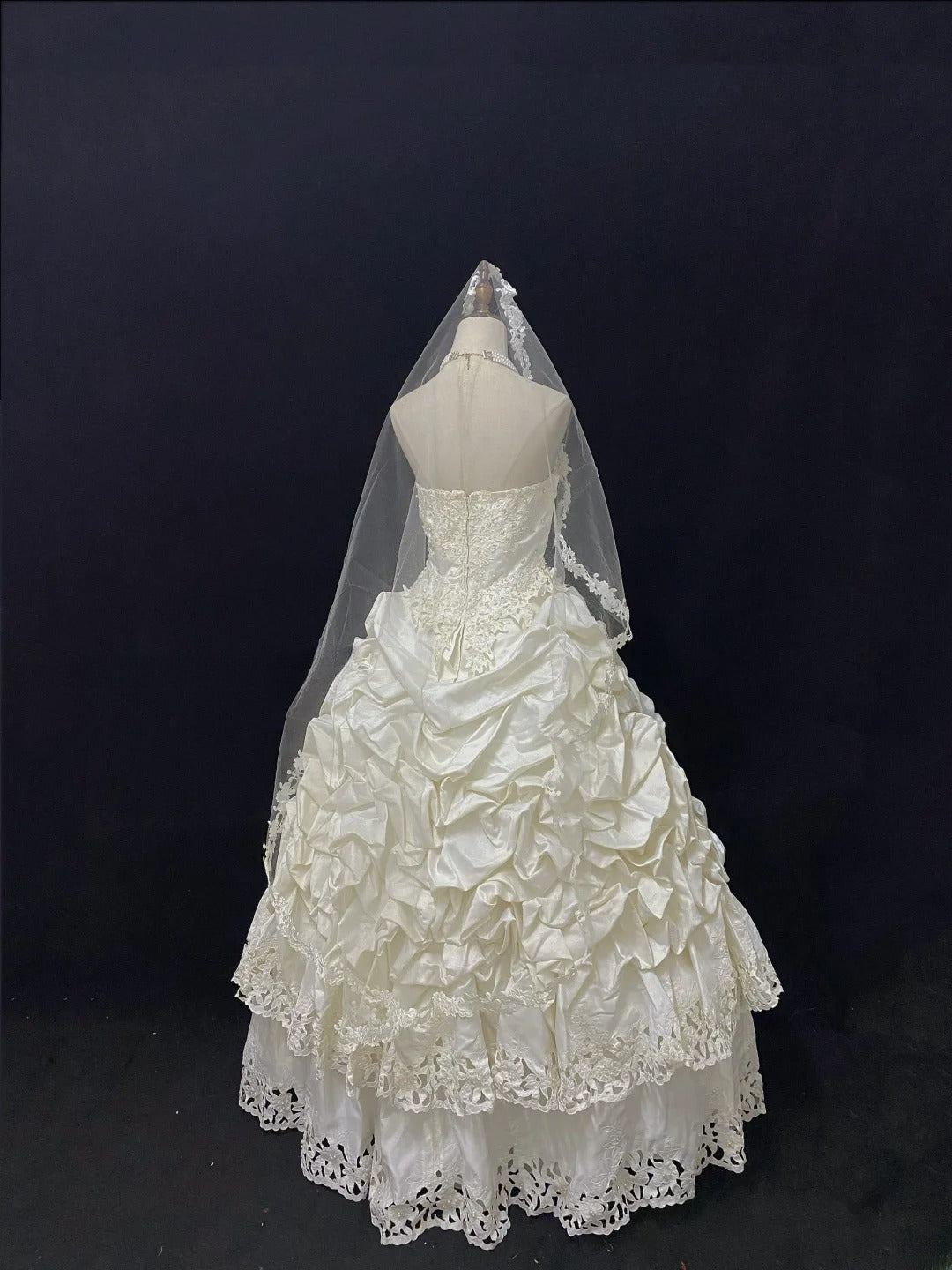 Vintage Ball Gown Strapless Taffeta Ivory With Appliqued Lace Tiered Brides Gown Bridal Dress Wedding Dresses RB7729