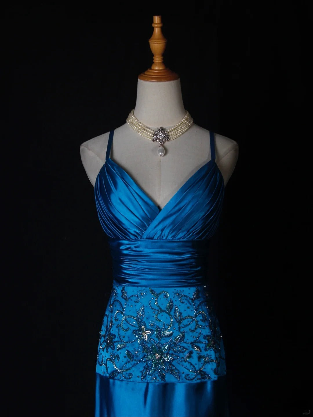 Robe de bal longue vintage en satin bleu à fines bretelles et sequins, coupe trapèze, ornée de perles et d'un corsage perlé. Idéale pour un 18e anniversaire. Référence AS282.