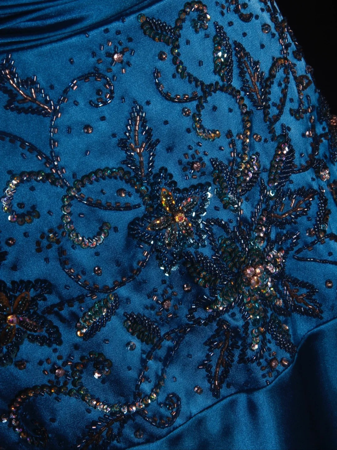 Robe de bal longue vintage en satin bleu à fines bretelles et sequins, coupe trapèze, ornée de perles et d'un corsage perlé. Idéale pour un 18e anniversaire. Référence AS282.