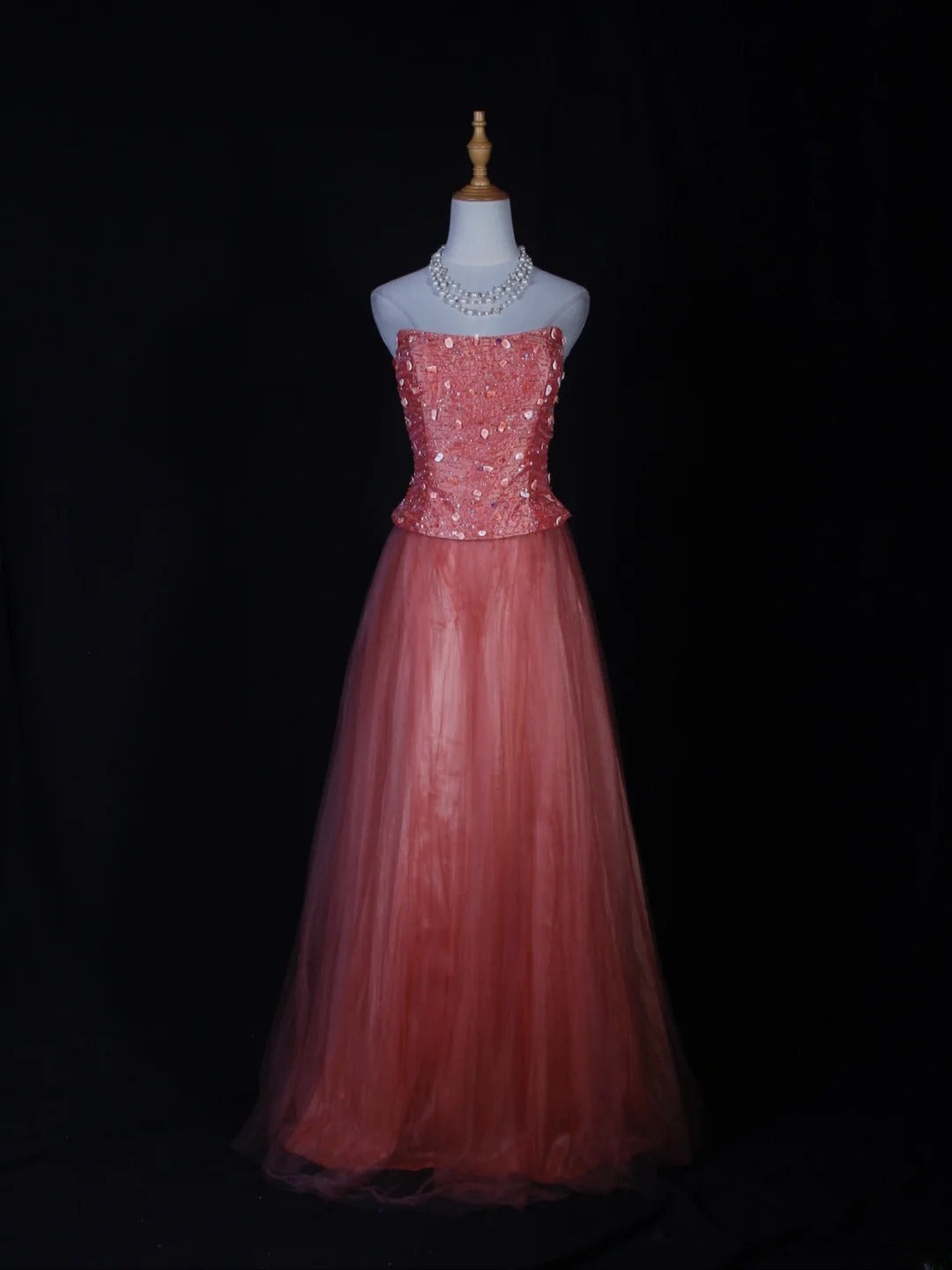 Robe de bal longue vintage en tulle rose, bustier sans bretelles, ornée de perles, coupe trapèze. Idéale pour un 20e anniversaire. Robe de soirée AS284