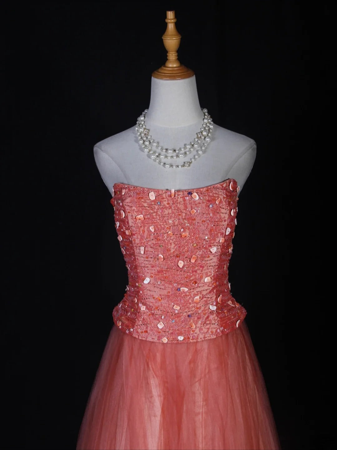 Robe de bal longue vintage en tulle rose, bustier sans bretelles, ornée de perles, coupe trapèze. Idéale pour un 20e anniversaire. Robe de soirée AS284