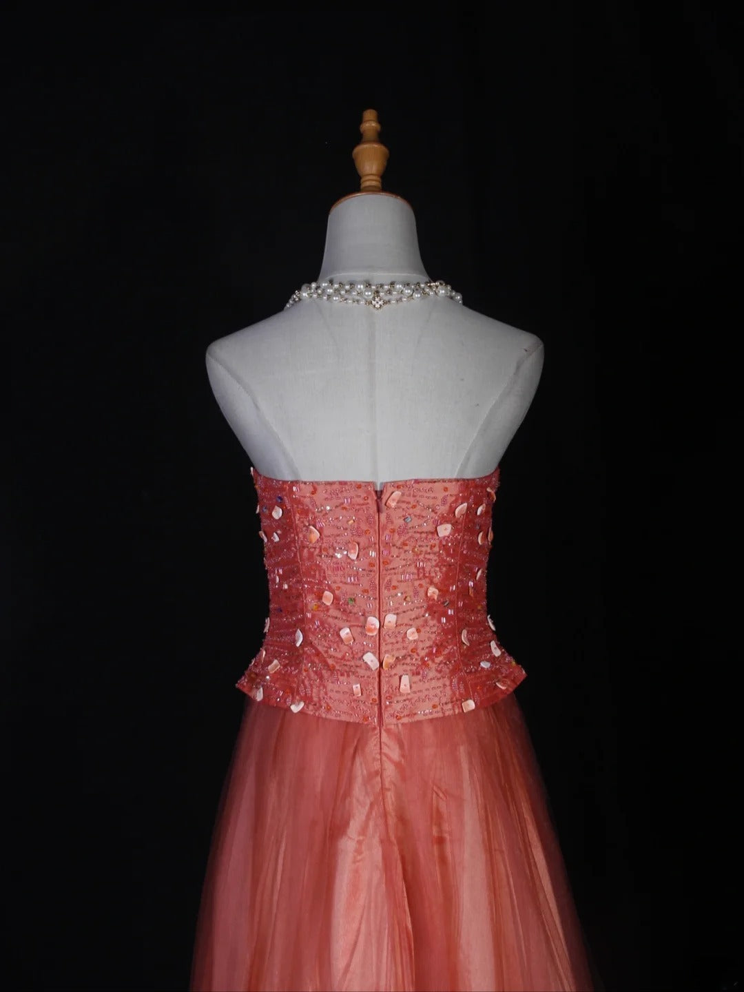 Robe de bal longue vintage en tulle rose, bustier sans bretelles, ornée de perles, coupe trapèze. Idéale pour un 20e anniversaire. Robe de soirée AS284