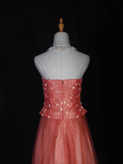 Robe de bal longue vintage en tulle rose, bustier sans bretelles, ornée de perles, coupe trapèze. Idéale pour un 20e anniversaire. Robe de soirée AS284