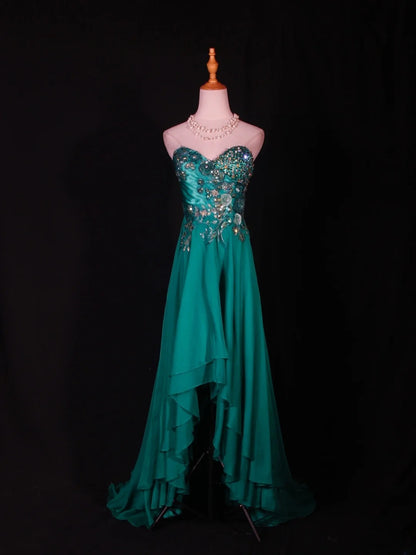 Robe de bal longue vintage en mousseline verte, coupe trapèze, bustier cœur, ourlet asymétrique et décolleté en V, ornée de perles. Idéale pour un 20e anniversaire ou une soirée de gala (AS285).