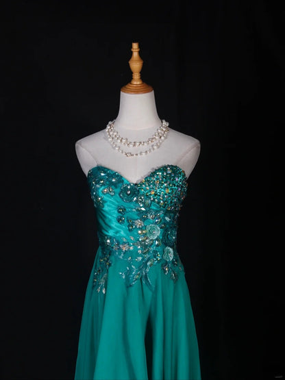 Robe de bal longue vintage en mousseline verte, coupe trapèze, bustier cœur, ourlet asymétrique et décolleté en V, ornée de perles. Idéale pour un 20e anniversaire ou une soirée de gala (AS285).