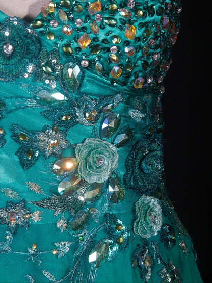 Robe de bal longue vintage en mousseline verte, coupe trapèze, bustier cœur, ourlet asymétrique et décolleté en V, ornée de perles. Idéale pour un 20e anniversaire ou une soirée de gala (AS285).