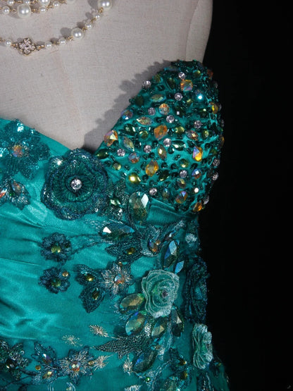 Robe de bal longue vintage en mousseline verte, coupe trapèze, bustier cœur, ourlet asymétrique et décolleté en V, ornée de perles. Idéale pour un 20e anniversaire ou une soirée de gala (AS285).
