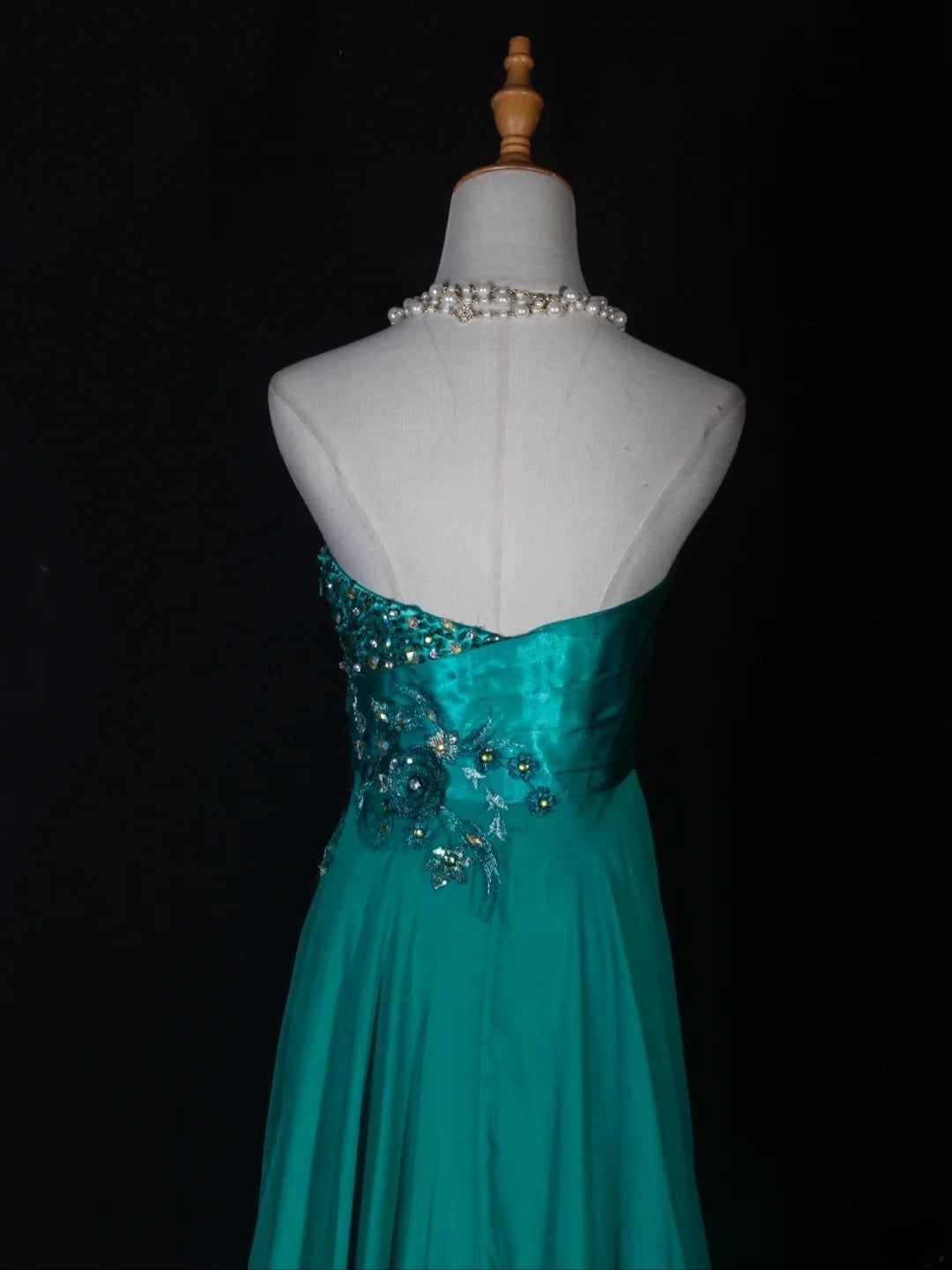 Robe de bal longue vintage en mousseline verte, coupe trapèze, bustier cœur, ourlet asymétrique et décolleté en V, ornée de perles. Idéale pour un 20e anniversaire ou une soirée de gala (AS285).