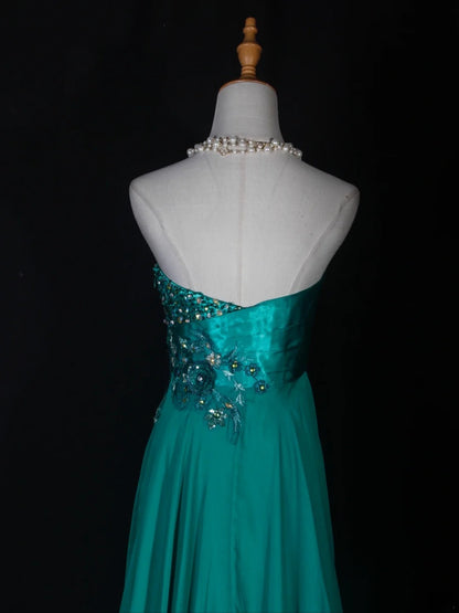 Robe de bal longue vintage en mousseline verte, coupe trapèze, bustier cœur, ourlet asymétrique et décolleté en V, ornée de perles. Idéale pour un 20e anniversaire ou une soirée de gala (AS285).