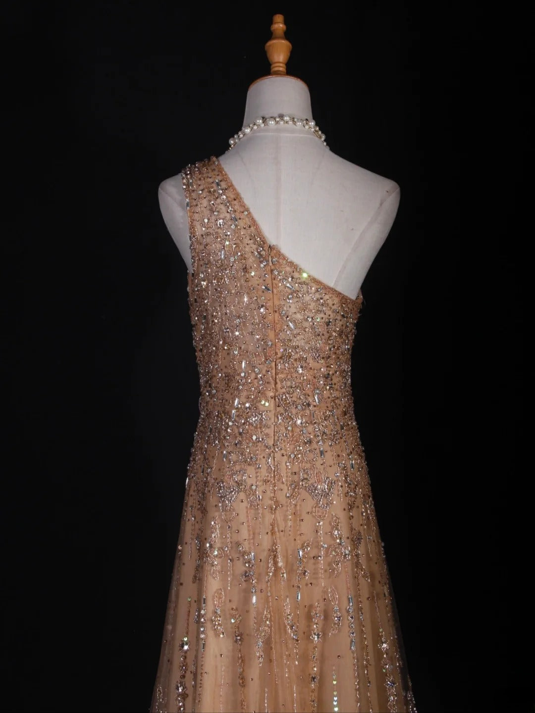 Retro-90er-Jahre-A-Linien-Abendkleid aus champagnerfarbenem Tüll mit Perlenbesatz und One-Shoulder-Ausschnitt – Inspiration für den 18. Geburtstag – Abendkleid AS290
