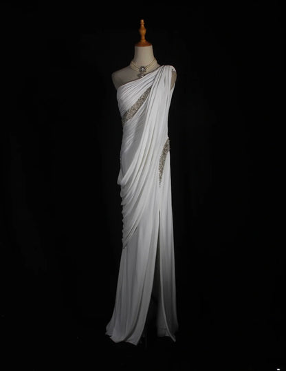 Retro-Etui-Kleid im 90er-Jahre-Stil aus weißem Chiffon mit Perlenbesatz und One-Shoulder-Ausschnitt – langes Ballkleid, Inspiration für den 18. Geburtstag, formelles Abendkleid AS293