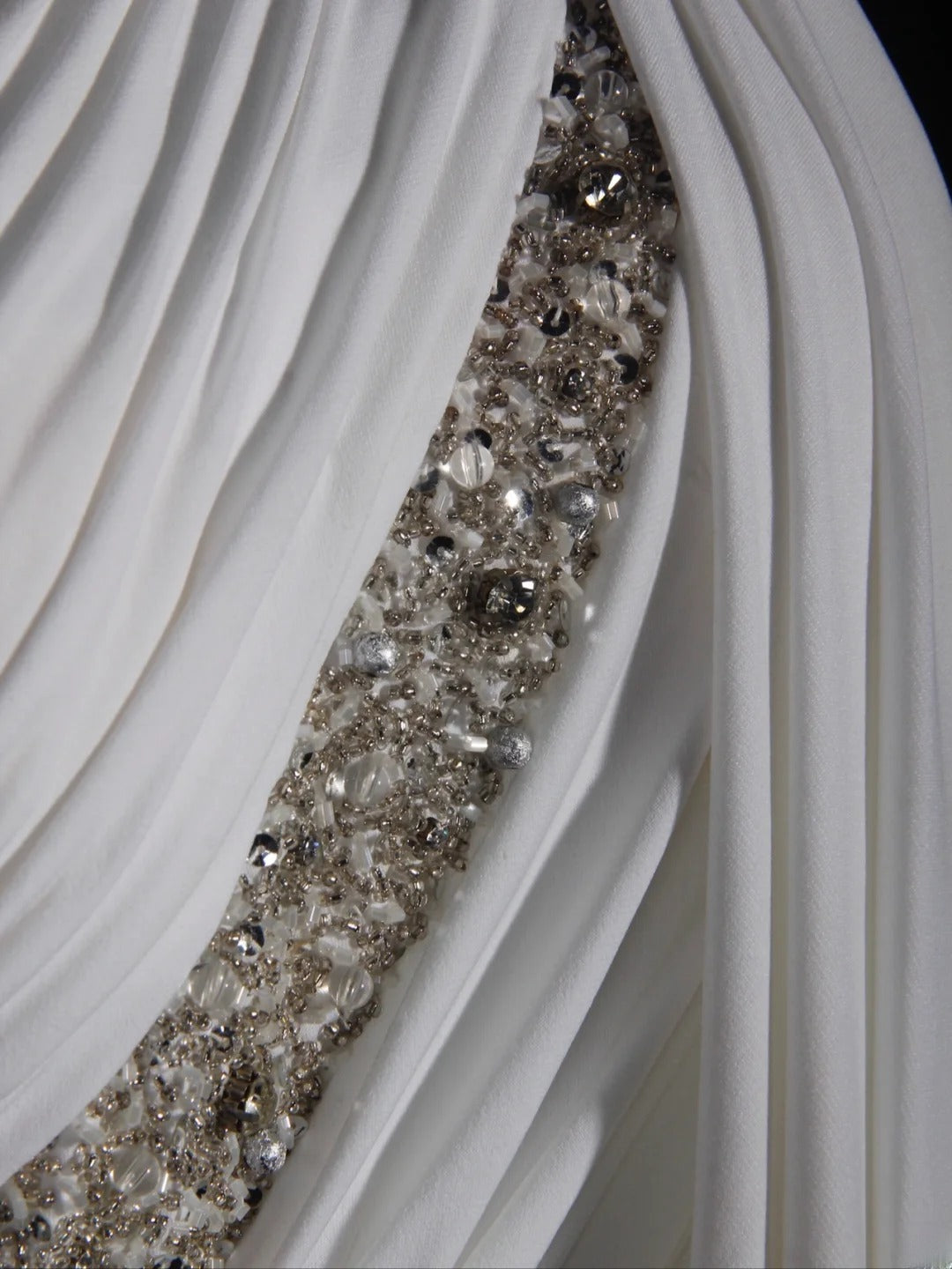 Retro-Etui-Kleid im 90er-Jahre-Stil aus weißem Chiffon mit Perlenbesatz und One-Shoulder-Ausschnitt – langes Ballkleid, Inspiration für den 18. Geburtstag, formelles Abendkleid AS293