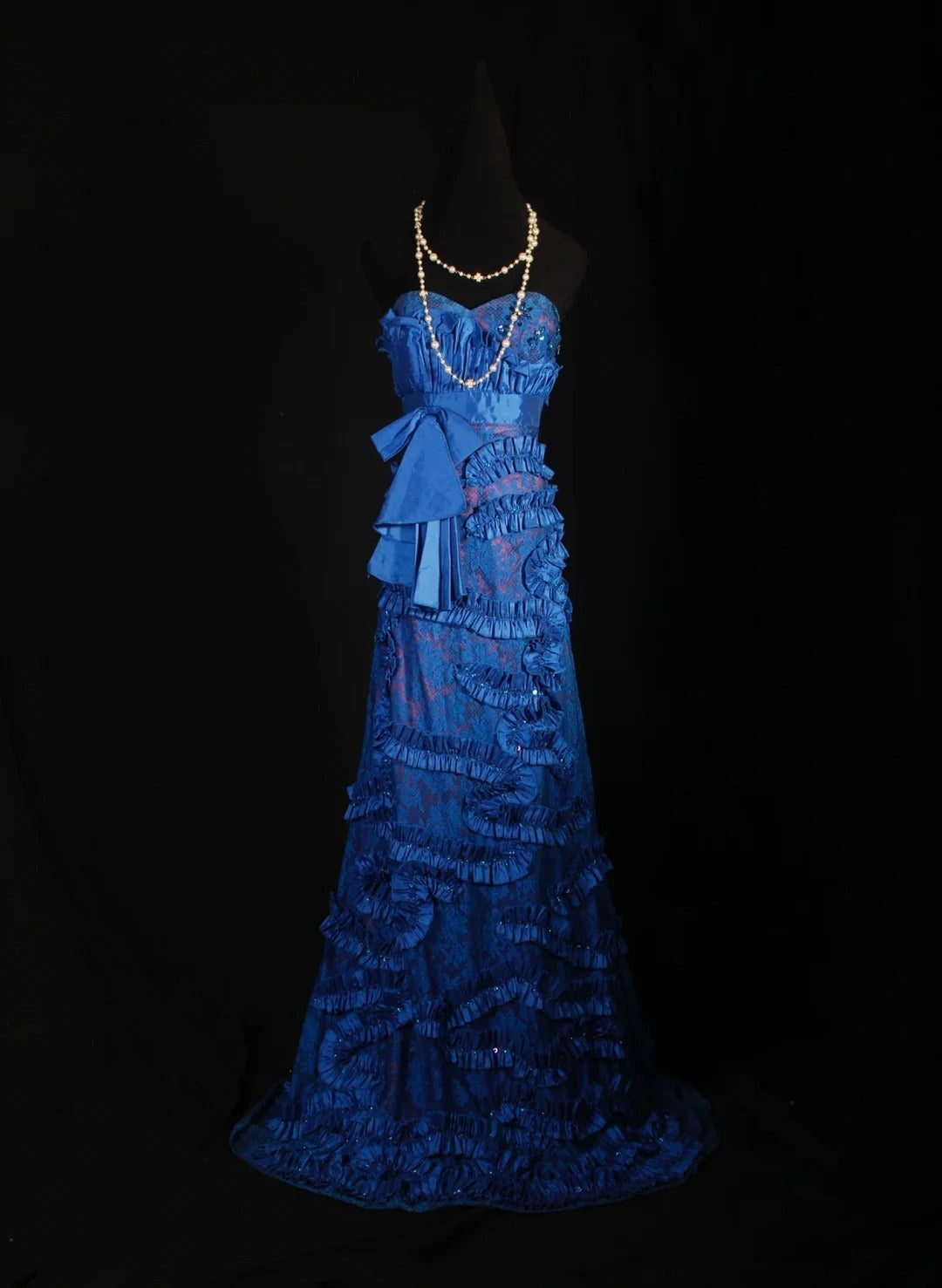 Vintage A-Linien-Abendkleid aus königsblauem Satin im Stil der 1960er Jahre mit Spitzen- und Perlenoberteil – ein beeindruckendes Outfit für den 18. Geburtstag (AS297).