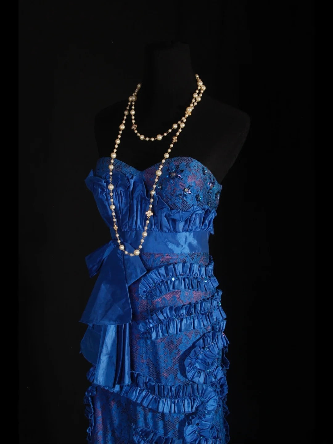 Vintage A-Linien-Abendkleid aus königsblauem Satin im Stil der 1960er Jahre mit Spitzen- und Perlenoberteil – ein beeindruckendes Outfit für den 18. Geburtstag (AS297).