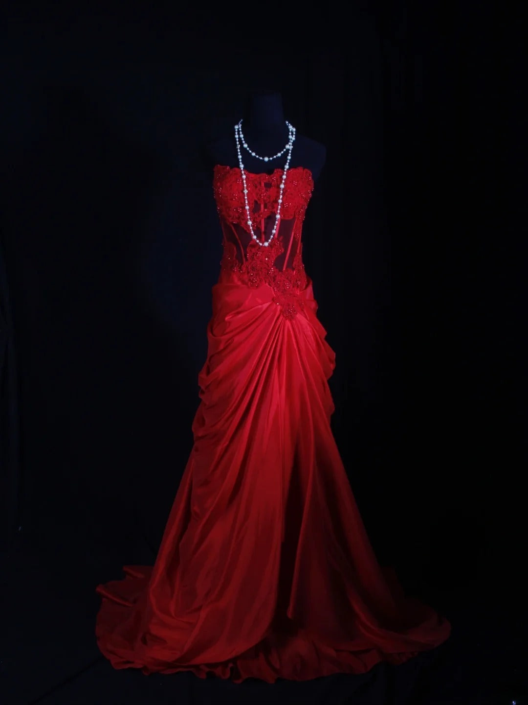 Vintage Meerjungfrauen-Abendkleid aus rotem Satin im Stil der 1970er Jahre mit Spitzen- und Perlenoberteil – Inspiration für den 18. Geburtstag – Abendkleid AS298