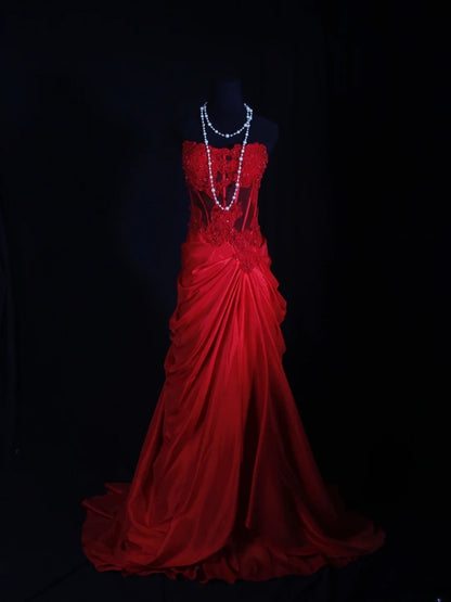 Vintage Meerjungfrauen-Abendkleid aus rotem Satin im Stil der 1970er Jahre mit Spitzen- und Perlenoberteil – Inspiration für den 18. Geburtstag – Abendkleid AS298