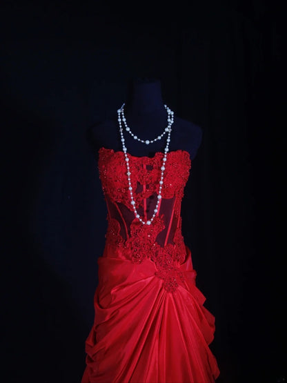 Vintage Meerjungfrauen-Abendkleid aus rotem Satin im Stil der 1970er Jahre mit Spitzen- und Perlenoberteil – Inspiration für den 18. Geburtstag – Abendkleid AS298