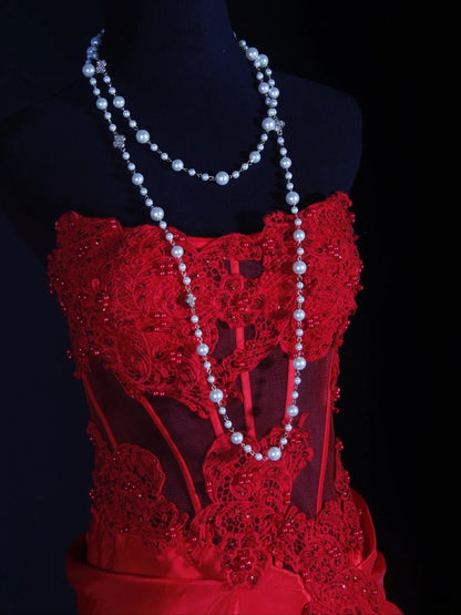 Vintage Meerjungfrauen-Abendkleid aus rotem Satin im Stil der 1970er Jahre mit Spitzen- und Perlenoberteil – Inspiration für den 18. Geburtstag – Abendkleid AS298