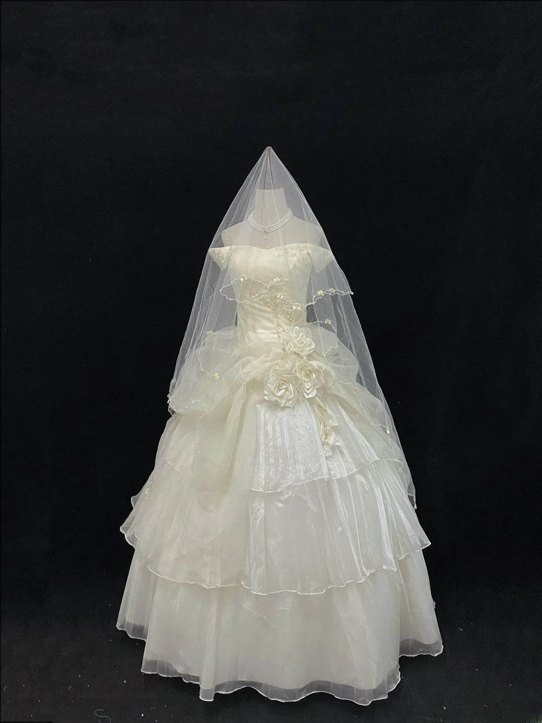 Vintage 70s Ball Gown Off The Shoulder Ivory Tulle Sweep Train With Tiered Layers Flowers Brides Gown Bridal Dress Wedding Dresses RB7748