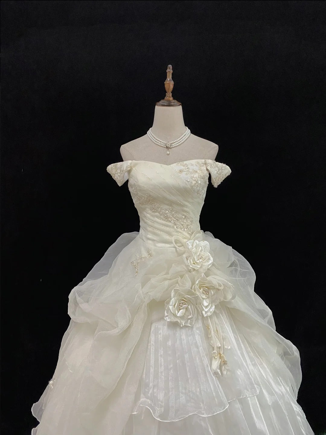 Vintage 70s Ball Gown Off The Shoulder Ivory Tulle Sweep Train With Tiered Layers Flowers Brides Gown Bridal Dress Wedding Dresses RB7748