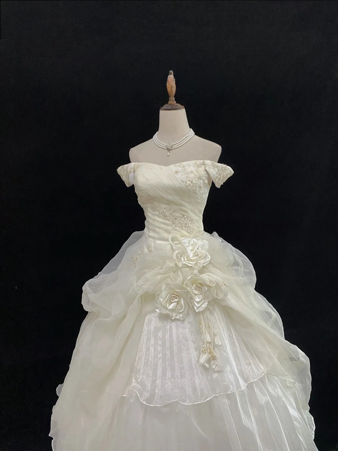 Vintage 70s Ball Gown Off The Shoulder Ivory Tulle Sweep Train With Tiered Layers Flowers Brides Gown Bridal Dress Wedding Dresses RB7748