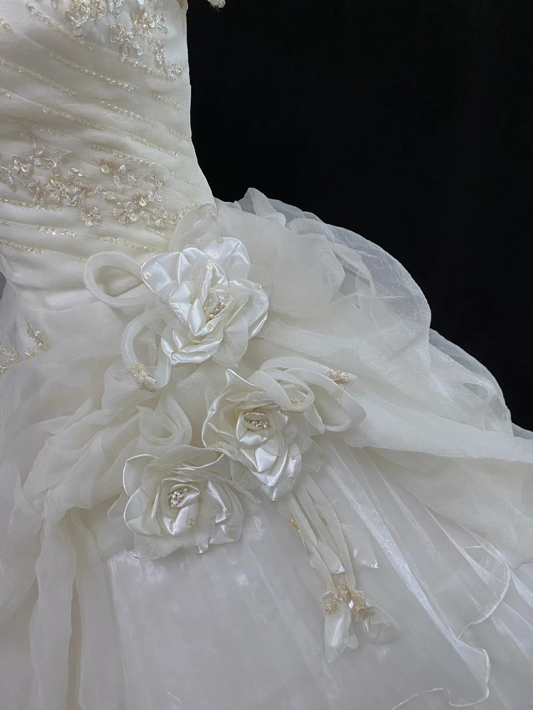 Vintage 70s Ball Gown Off The Shoulder Ivory Tulle Sweep Train With Tiered Layers Flowers Brides Gown Bridal Dress Wedding Dresses RB7748
