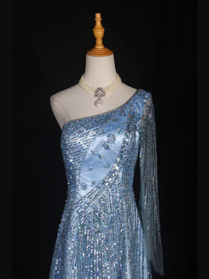 Retro-Kleid im Stil der 1950er Jahre: Kurzes, hellblaues Satin-Kleid in A-Linie mit One-Shoulder-Schnitt, ideal für den 16. Geburtstag oder als Abschlussballkleid (Modell AS303).