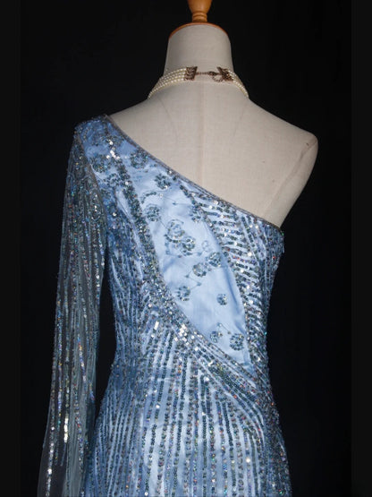 Retro-Kleid im Stil der 1950er Jahre: Kurzes, hellblaues Satin-Kleid in A-Linie mit One-Shoulder-Schnitt, ideal für den 16. Geburtstag oder als Abschlussballkleid (Modell AS303).