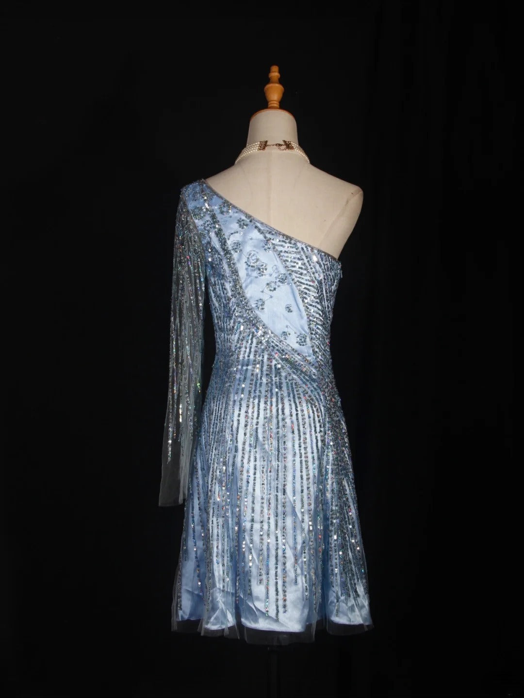 Retro-Kleid im Stil der 1950er Jahre: Kurzes, hellblaues Satin-Kleid in A-Linie mit One-Shoulder-Schnitt, ideal für den 16. Geburtstag oder als Abschlussballkleid (Modell AS303).